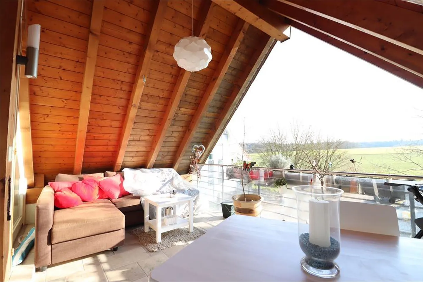 Spacious 4.5-room apartment with high-quality fireplace, open living concept and loggia - Photo 8 of 13