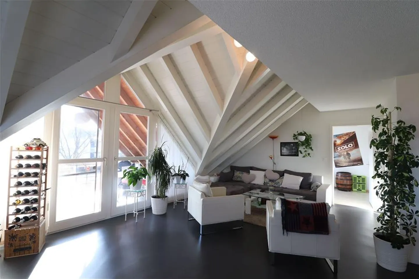 Spacious 4.5-room apartment with high-quality fireplace, open living concept and loggia - Photo 9 of 13