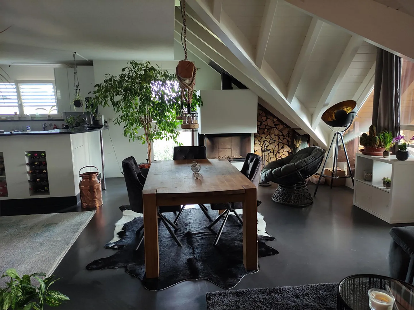 Spacious 4.5-room apartment with high-quality fireplace, open living concept and loggia - Photo 2 of 13