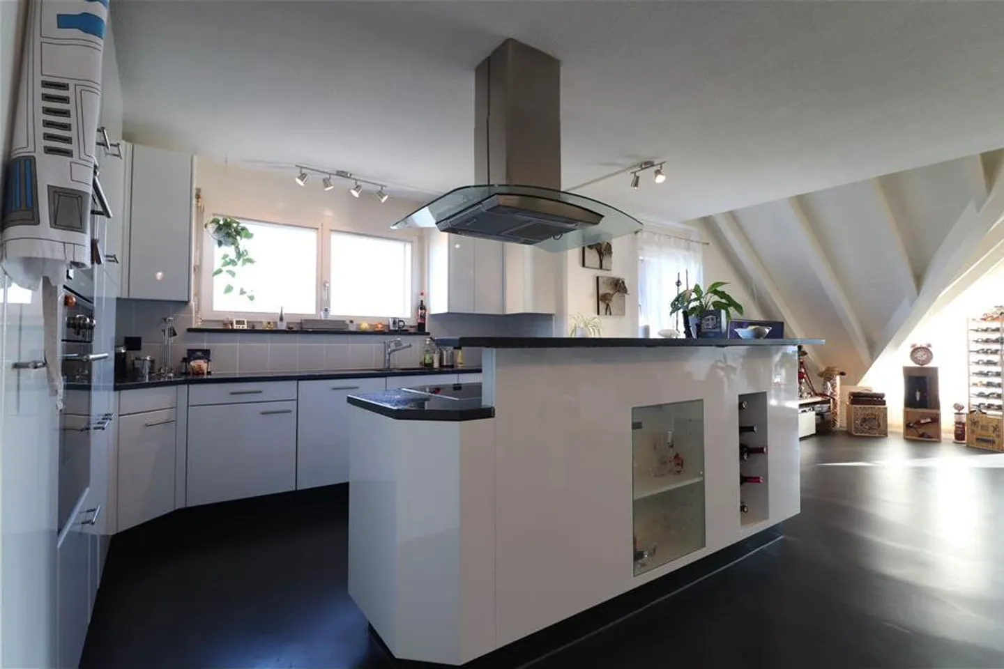 Spacious 4.5-room apartment with high-quality fireplace, open living concept and loggia - Photo 3 of 13