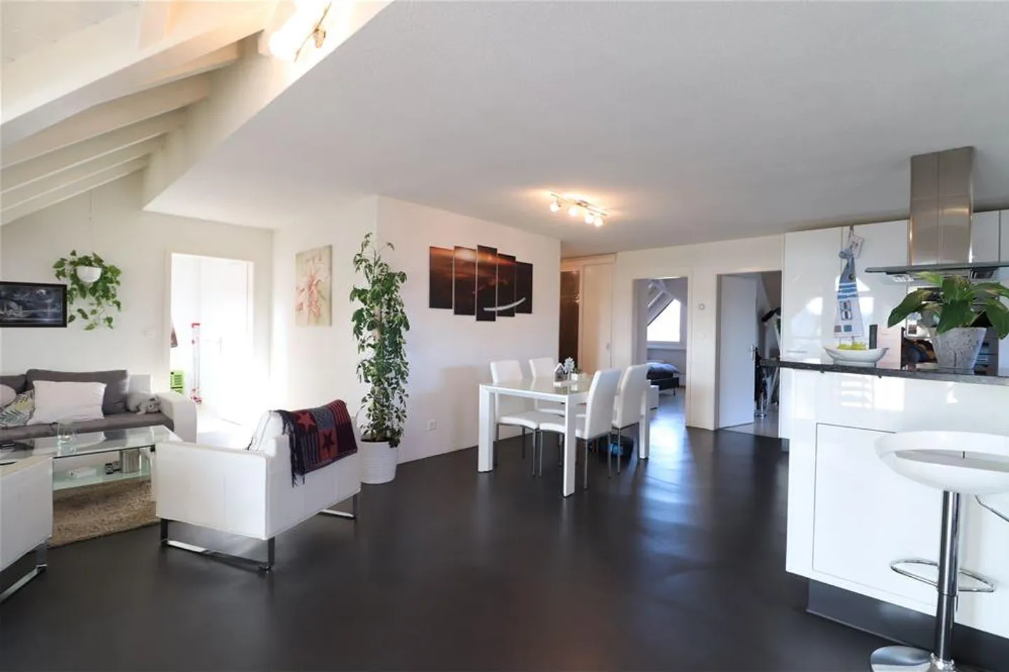 Spacious 4.5-room apartment with high-quality fireplace, open living concept and loggia - Photo 6 of 13