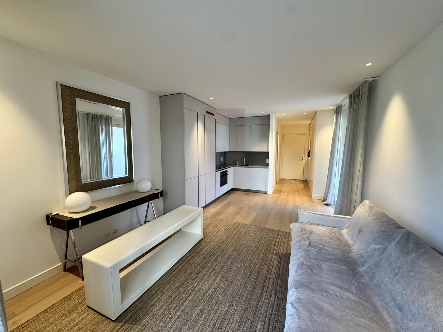 Elegant furnished studio - Photo 1 of 9