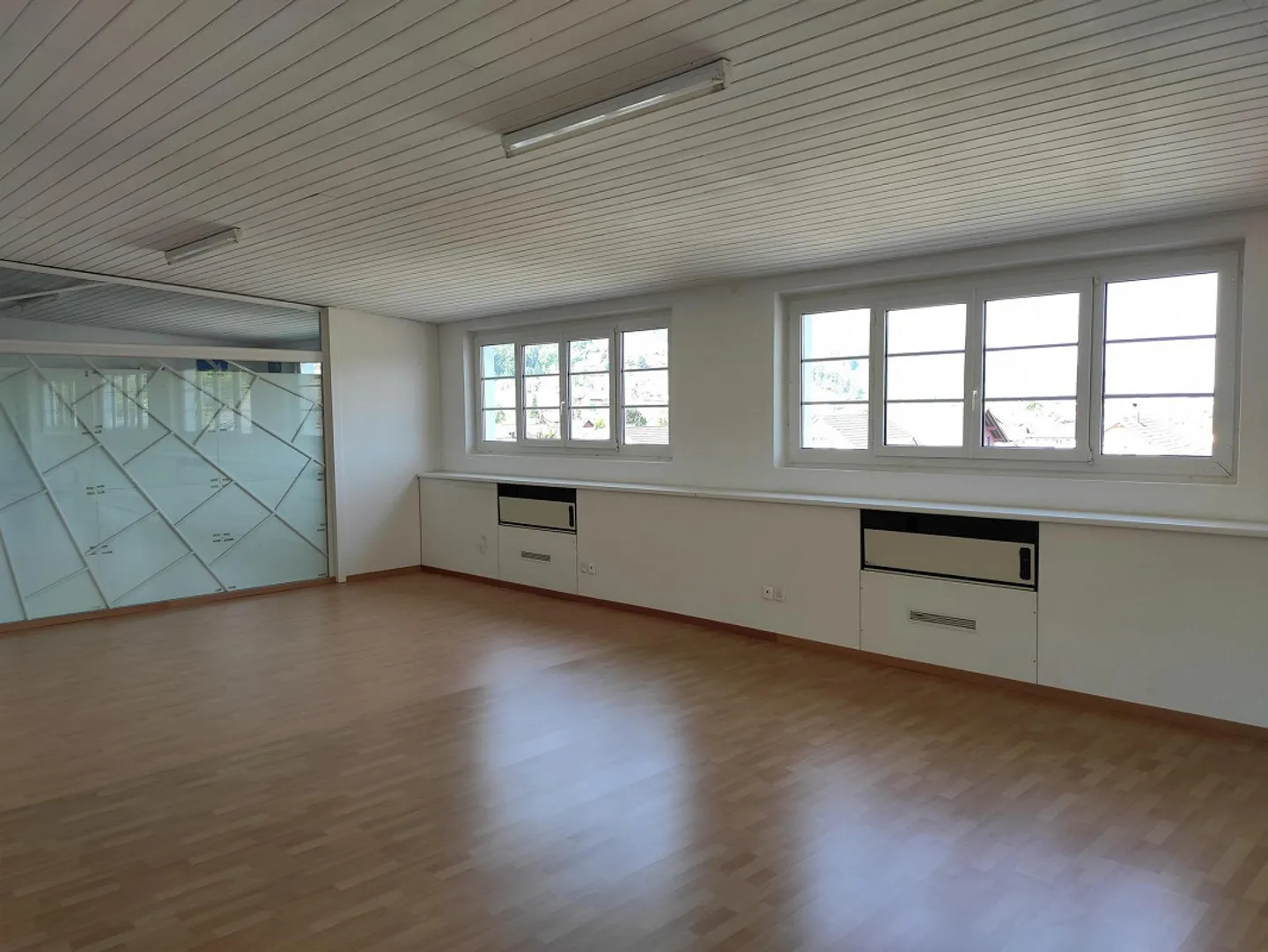Espace commercial lumineux et accueillant à louer - Photo 1 sur 4