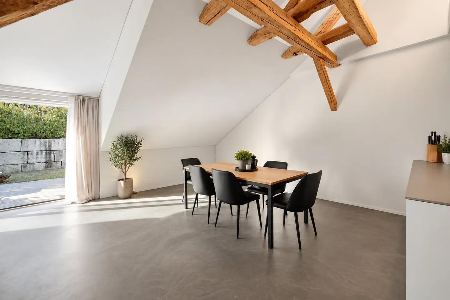 A Home to Feel Good: 5.5-Room Semi-Detached House with Garden and Terrace - Photo 3 of 16