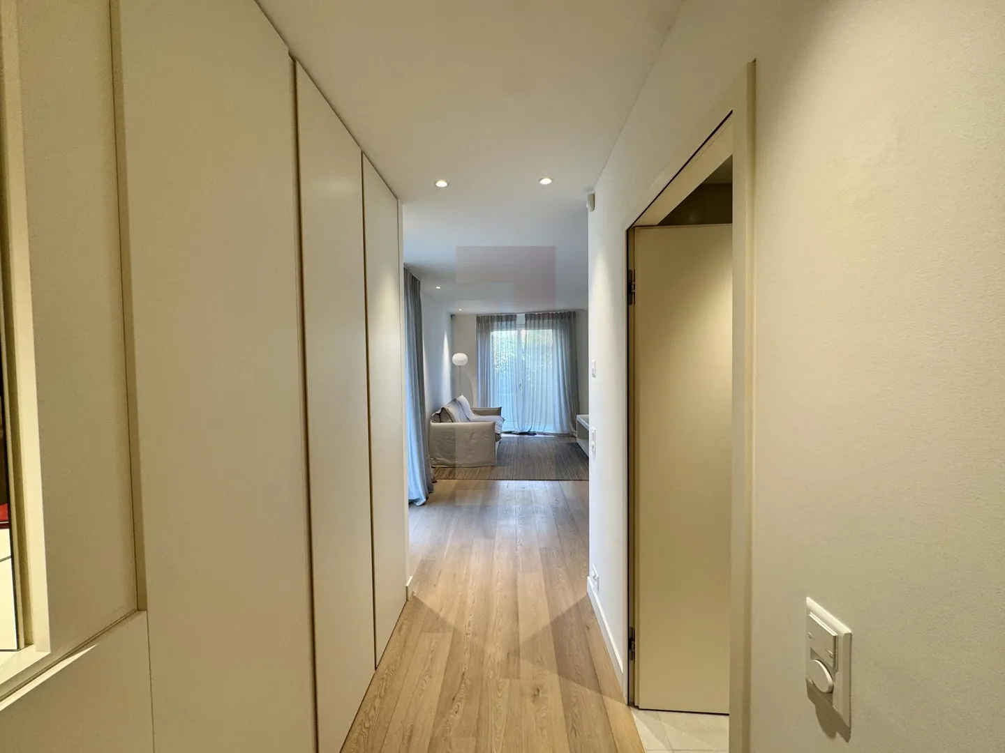 Elegant furnished studio - Photo 2 of 9