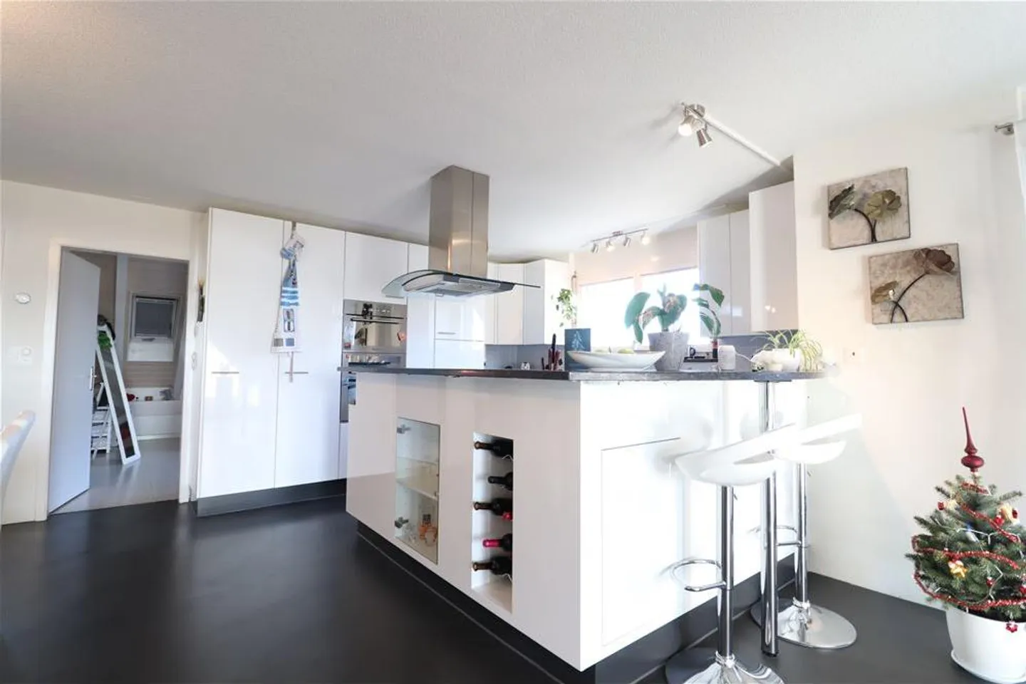 Spacious 4.5-room apartment with high-quality fireplace, open living concept and loggia - Photo 12 of 13