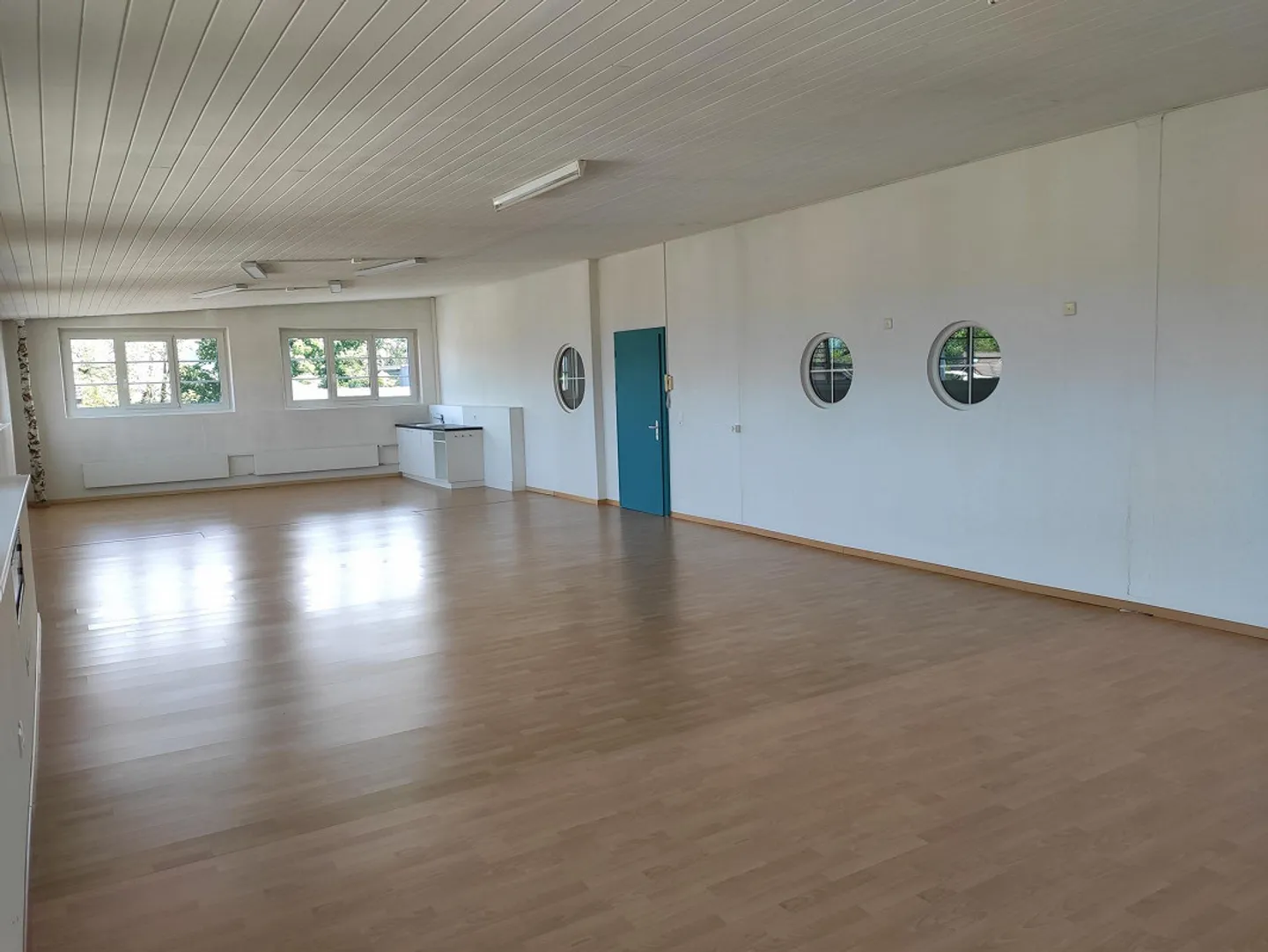 Espace commercial lumineux et accueillant à louer - Photo 2 sur 4