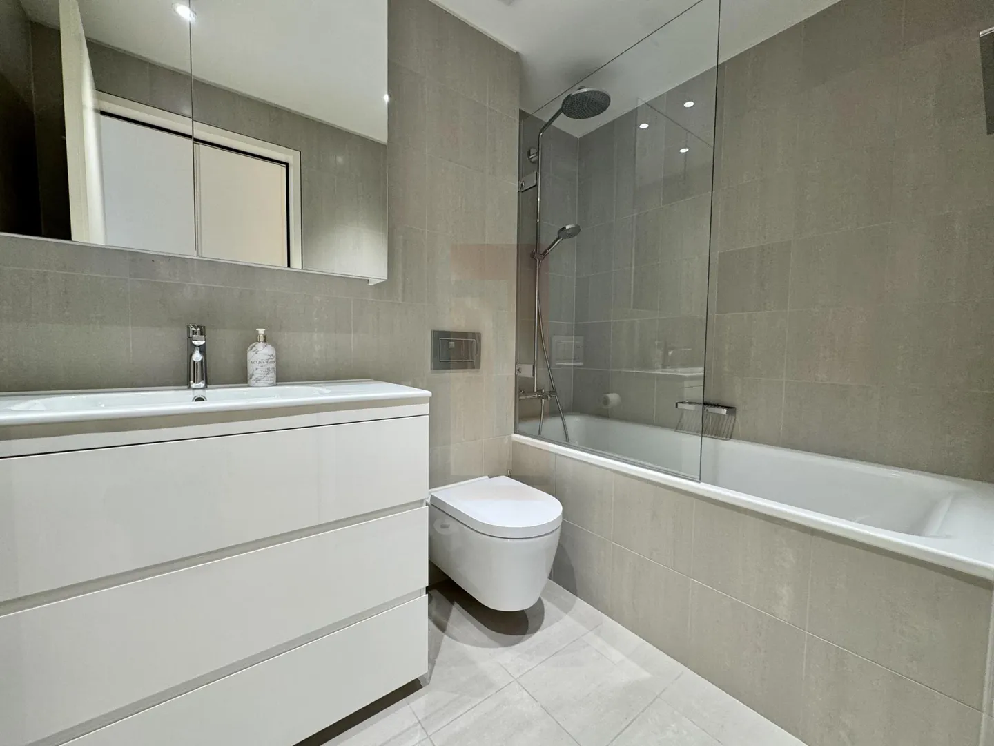 Elegant furnished studio - Photo 4 of 9