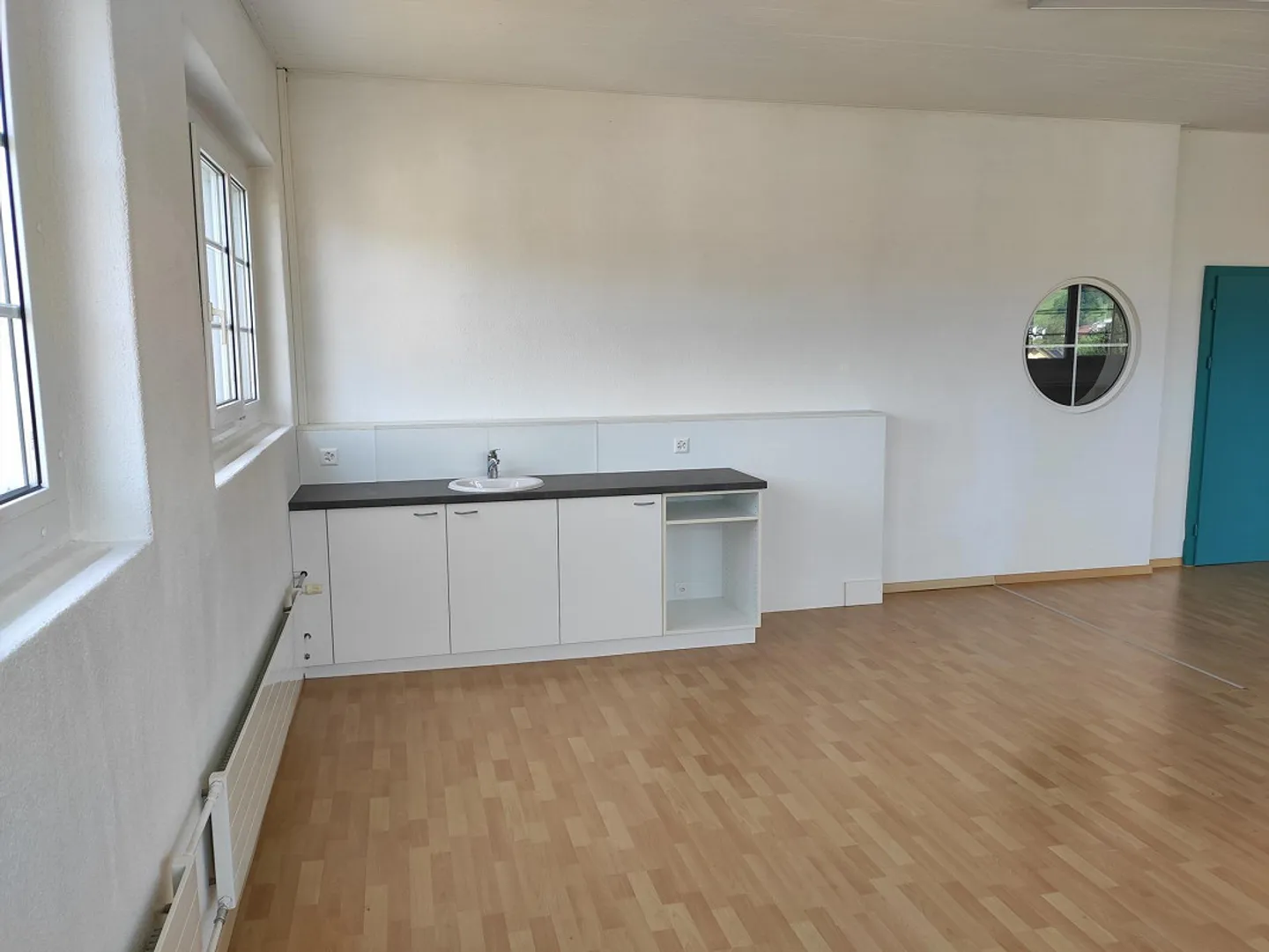 Espace commercial lumineux et accueillant à louer - Photo 3 sur 4