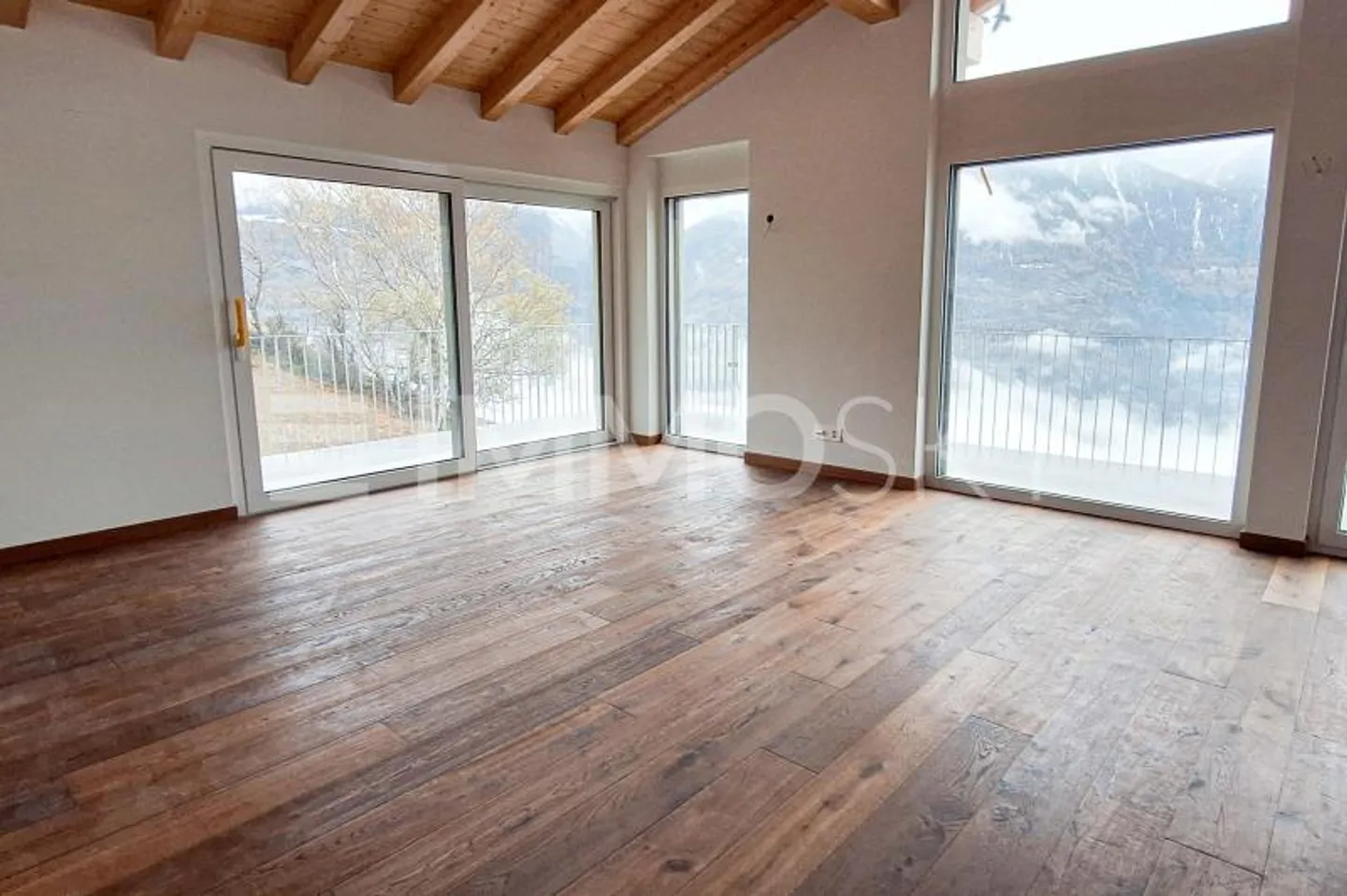 Charmanter Neubau in der Natur - Foto 2 von 6