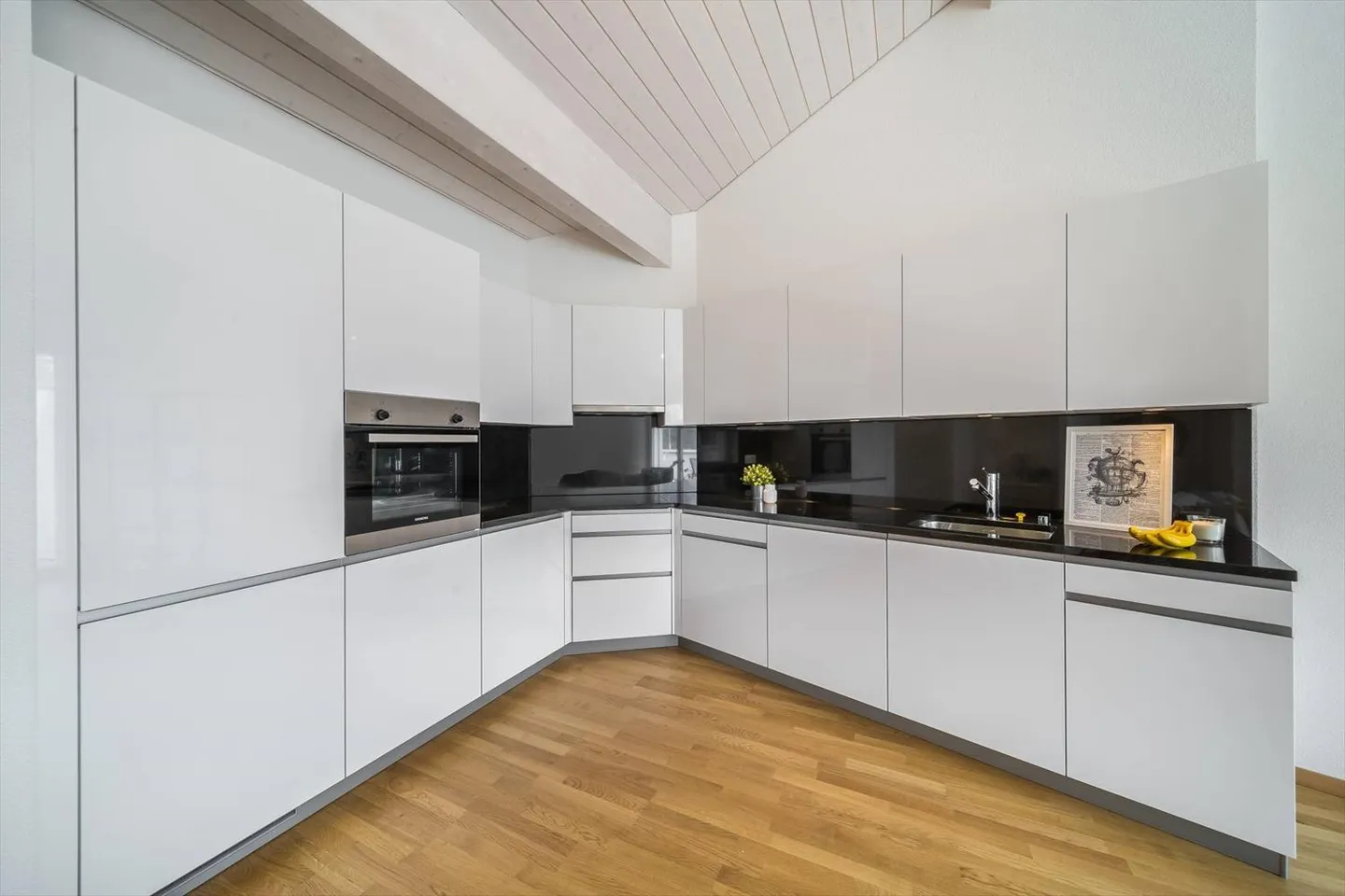Appartement spacieux et lumineux dans un nouveau penthouse de 4,5 pièces - Photo 4 sur 12
