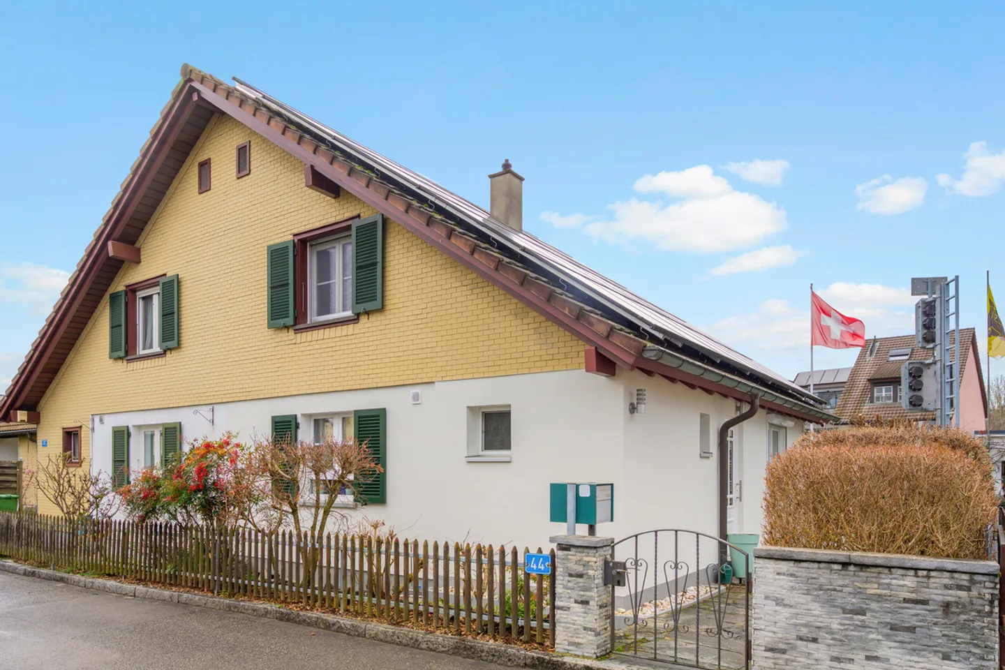 Casa bifamiliare con giardino convertito - Foto 1 di 14