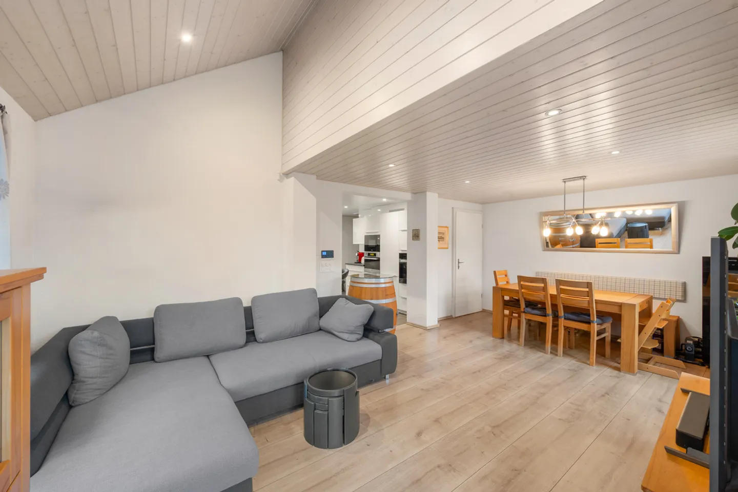 Casa bifamiliare con giardino convertito - Foto 3 di 14