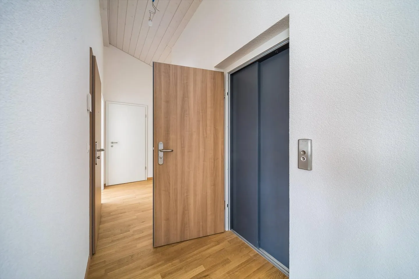 Appartement spacieux et lumineux dans un nouveau penthouse de 4,5 pièces - Photo 9 sur 12