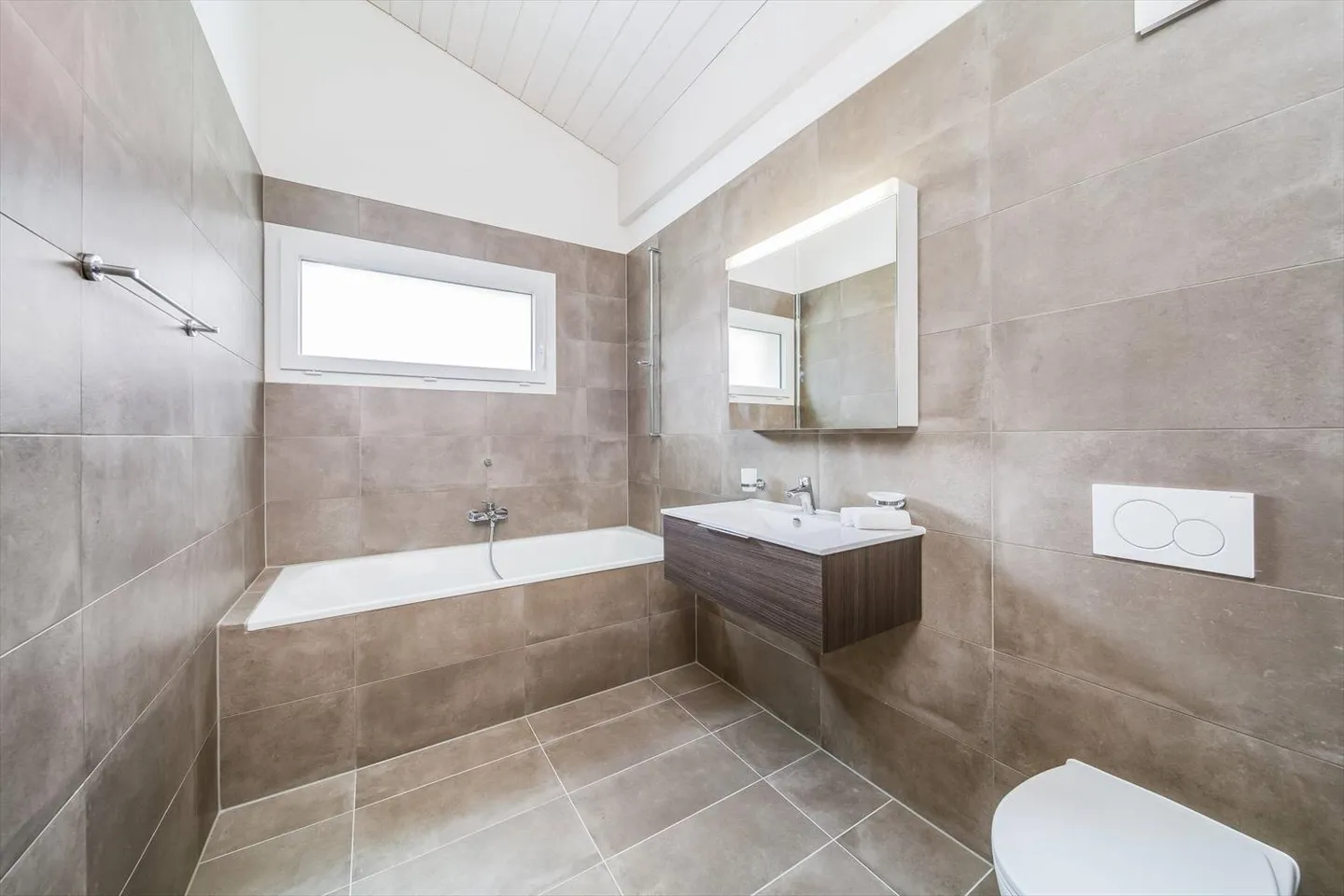 Appartement spacieux et lumineux dans un nouveau penthouse de 4,5 pièces - Photo 10 sur 12