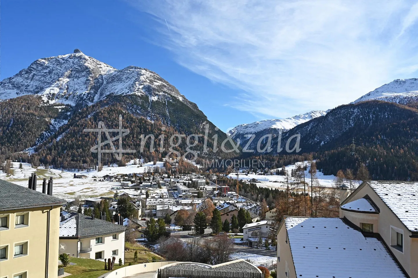 Sunny attic apartment with alpine flair and breathtaking view - Photo 3 of 6
