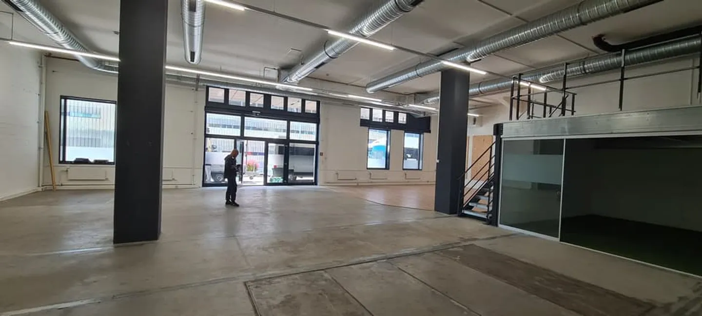 ZU VERMIETEN: AUSGEZEICHNETER GEWERBLICHER RAUM IN NEUCHÂTEL - Foto 2 von 13