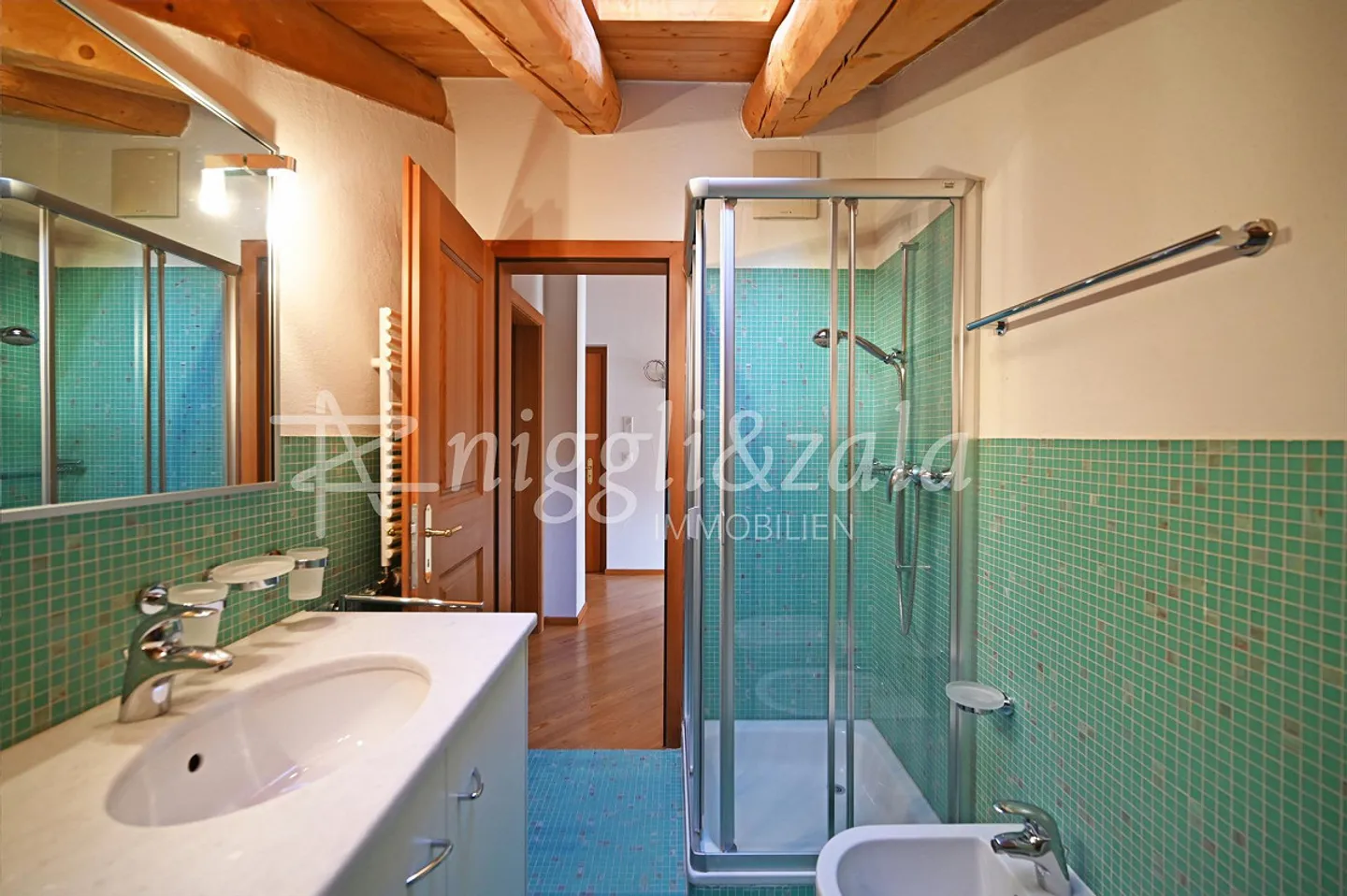 Sunny attic apartment with alpine flair and breathtaking view - Photo 5 of 6