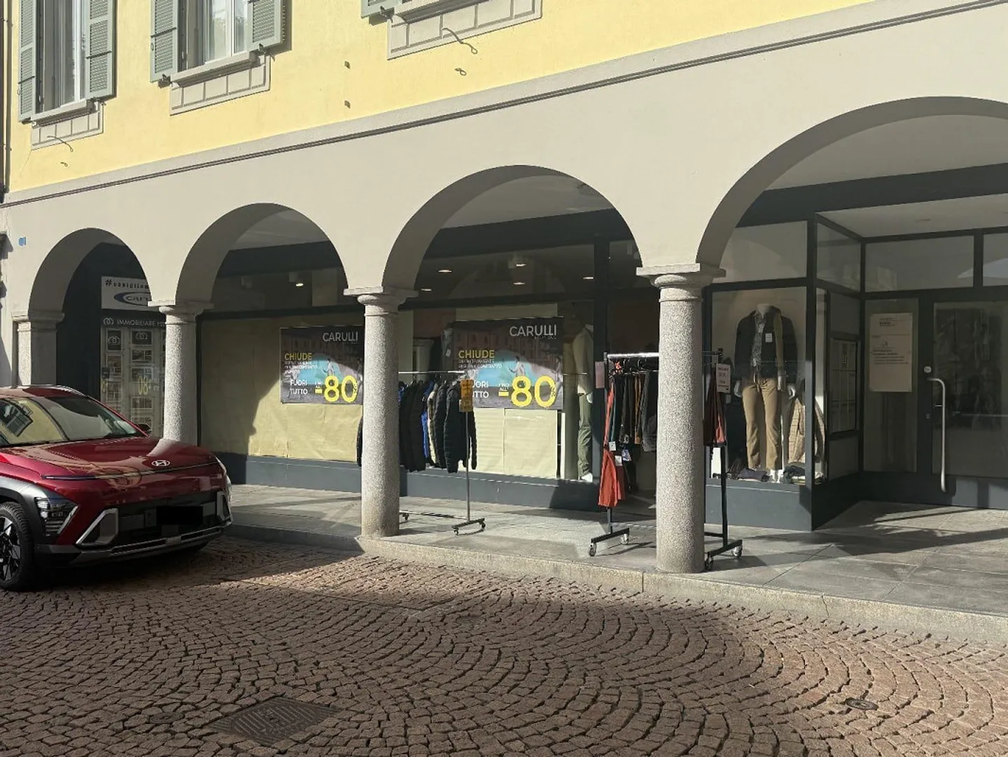 NEGOZIO CENTRALISSIMO A BELLINZONA – RISTRUTTURATO A NUOVO - Foto 1 di 2