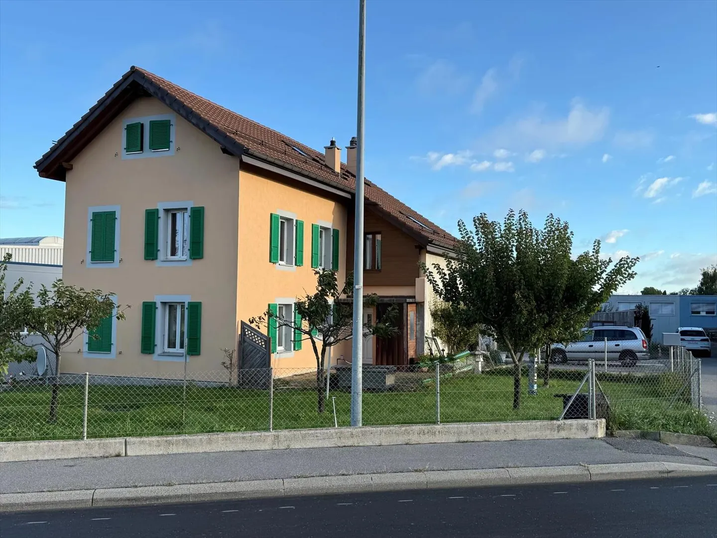 Haus mit baufähigem Grundstück in Gewerbezone! - Foto 1 von 2