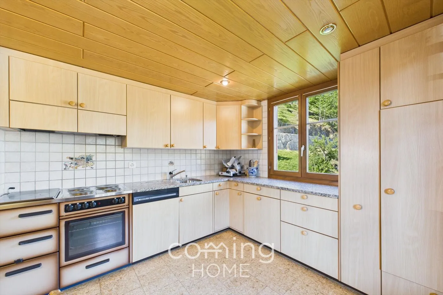 Charming 3.5-room apartment in Embd - including 2-room attic - Photo 4 of 13