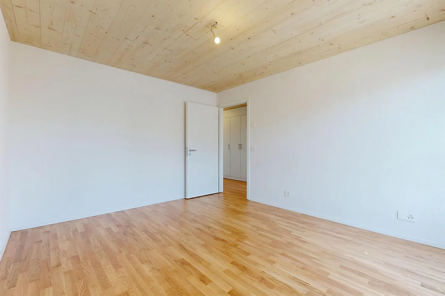 Spacious 4.5-Room Apartment - Photo 6 of 9