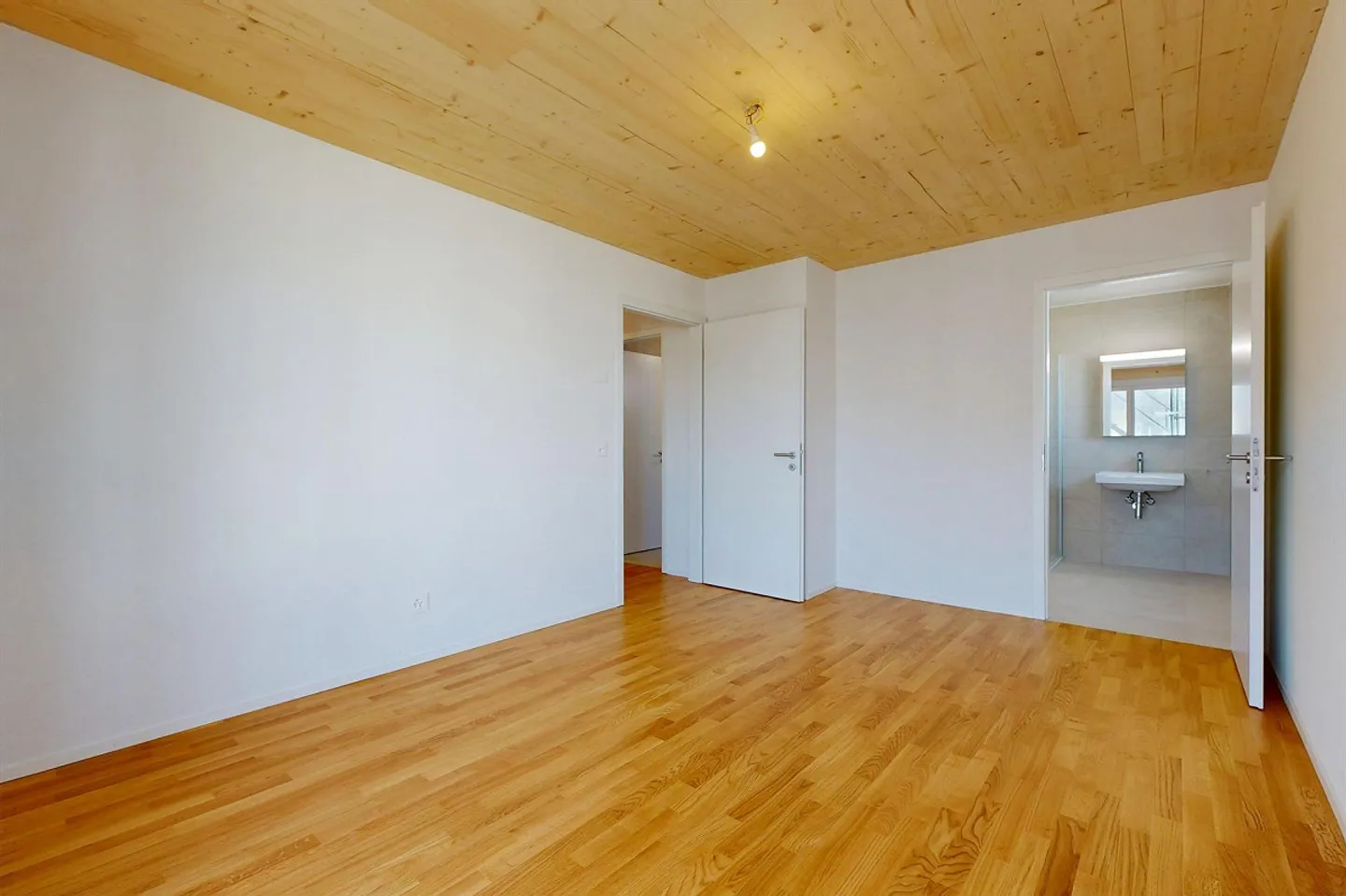 Spacious 4.5-Room Apartment - Photo 7 of 9