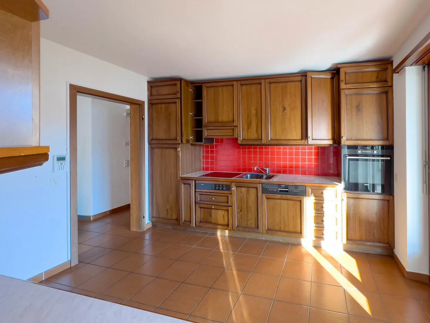 Casa unifamiliare con ampie aree verdi e possibilità di ampliamento - Foto 3 di 15