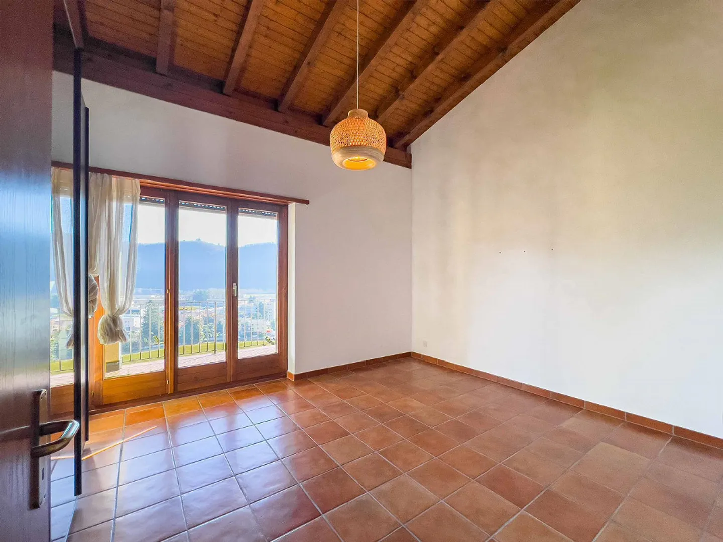 Casa unifamiliare con ampie aree verdi e possibilità di ampliamento - Foto 5 di 15