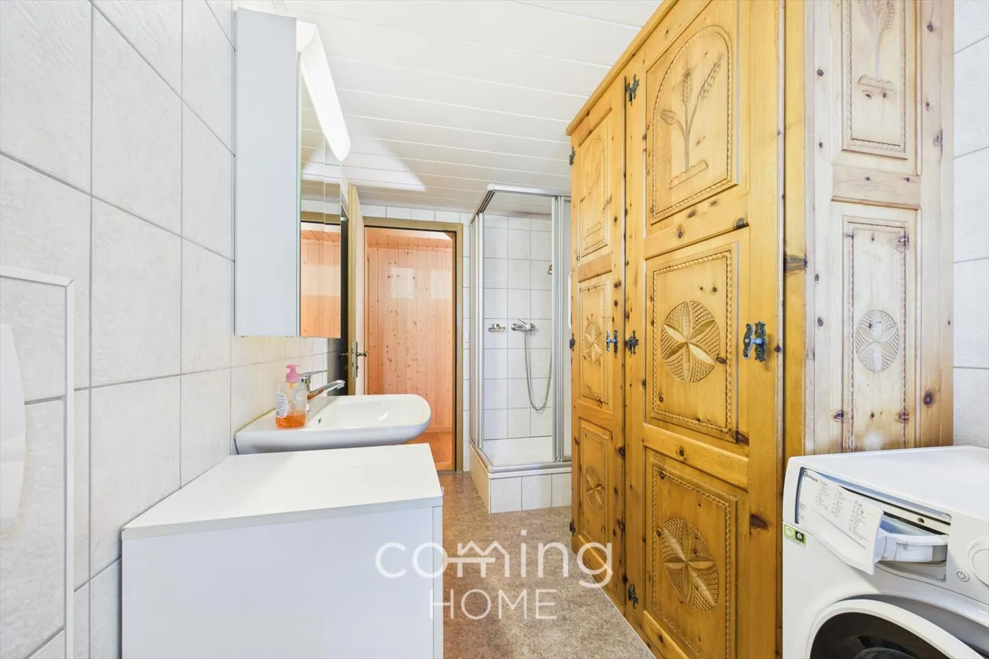 Charming 3.5-room apartment in Embd - including 2-room attic - Photo 11 of 13