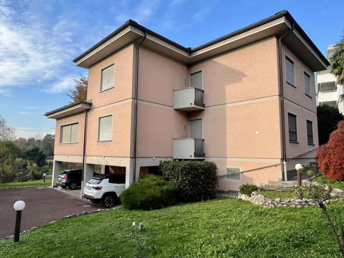 Large and elegant villa with building land - Photo 3 of 15