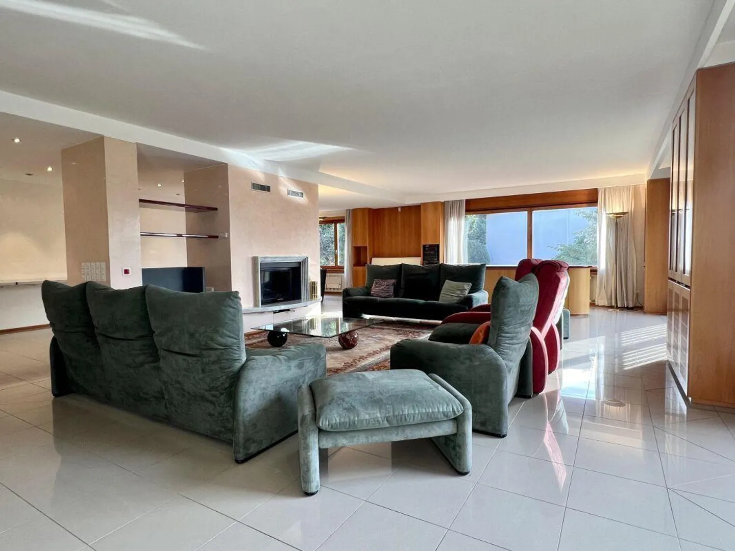 Large and elegant villa with building land - Photo 4 of 15