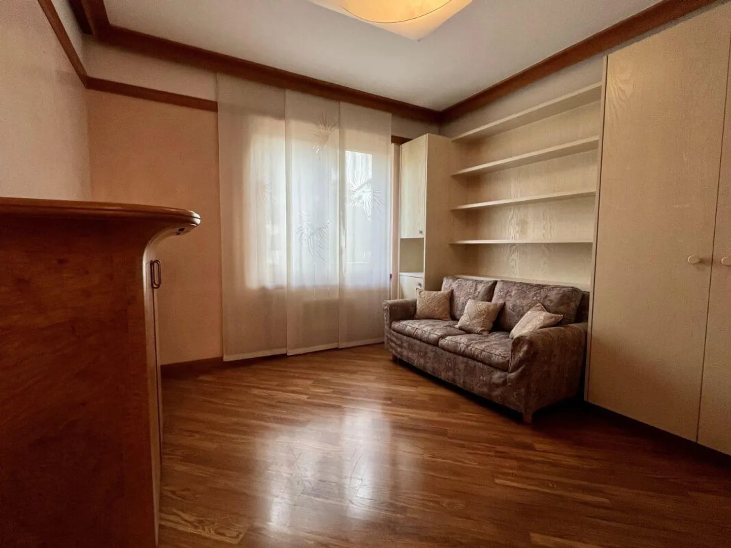 Large and elegant villa with building land - Photo 11 of 15
