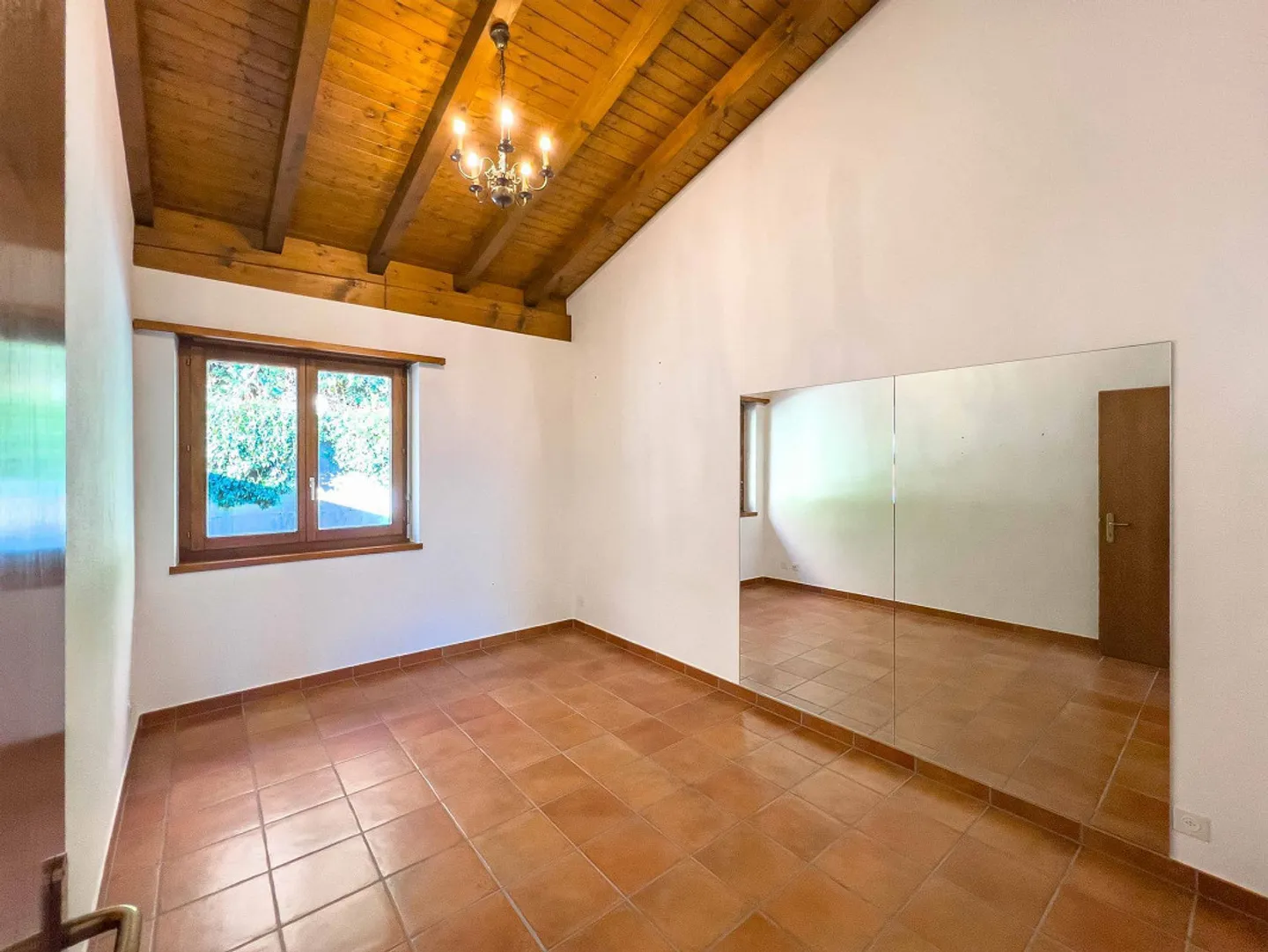 Casa unifamiliare con ampie aree verdi e possibilità di ampliamento - Foto 8 di 15
