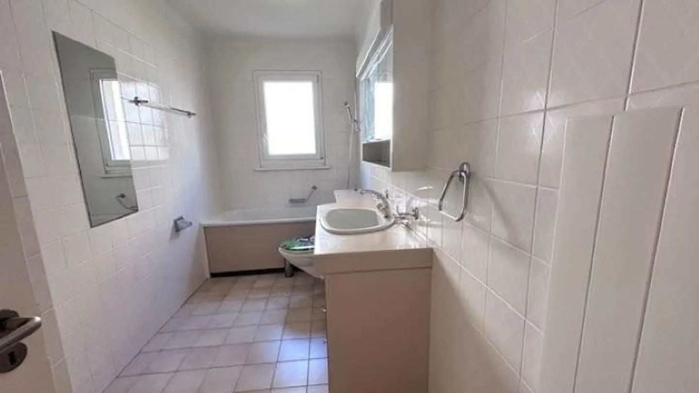 Ampio appartamento con 2 stanze nel quartiere Cour - Foto 6 di 6