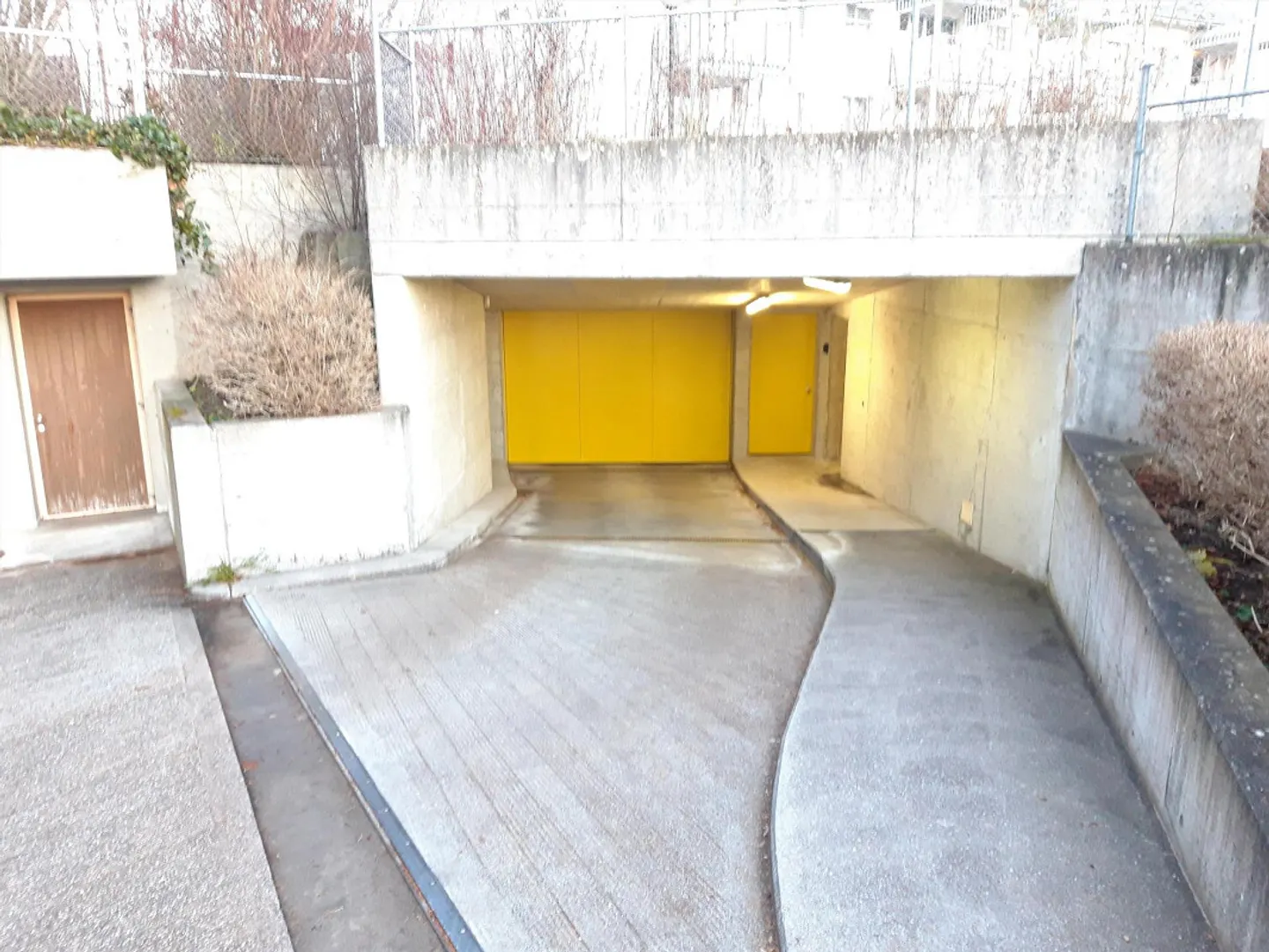 Sicherer Einstellplatz in Schwerzenbach - Foto 2 von 3