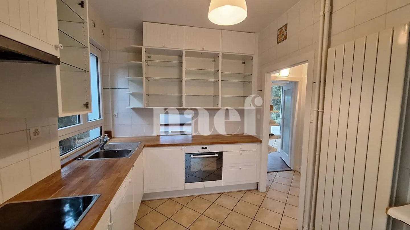 Schöne individuelle Immobilie mit 6,5 Zimmern von ca. 220 m2 mit großem Garten - Foto 3 von 13