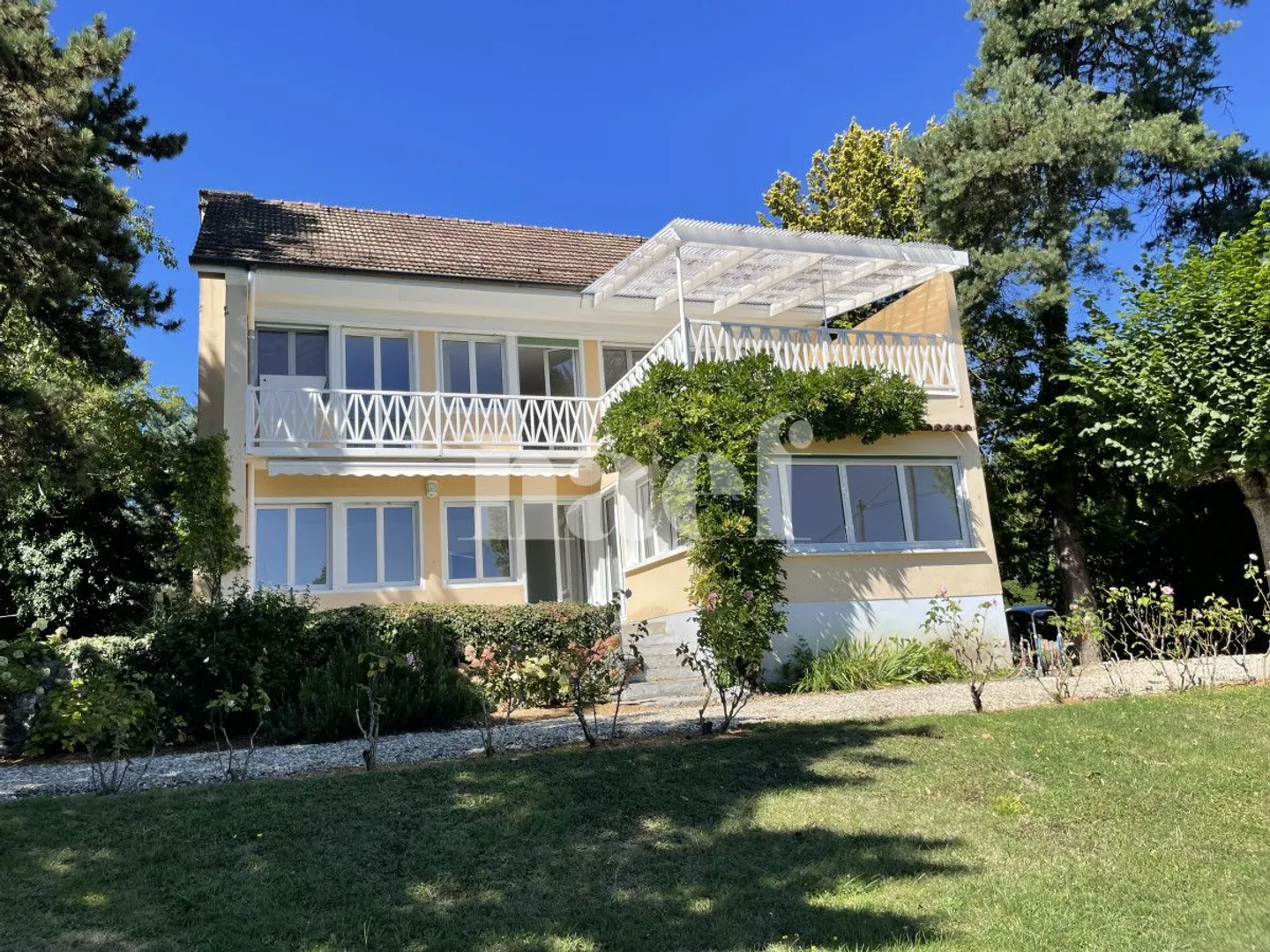 Schöne individuelle Immobilie mit 6,5 Zimmern von ca. 220 m2 mit großem Garten - Foto 1 von 13