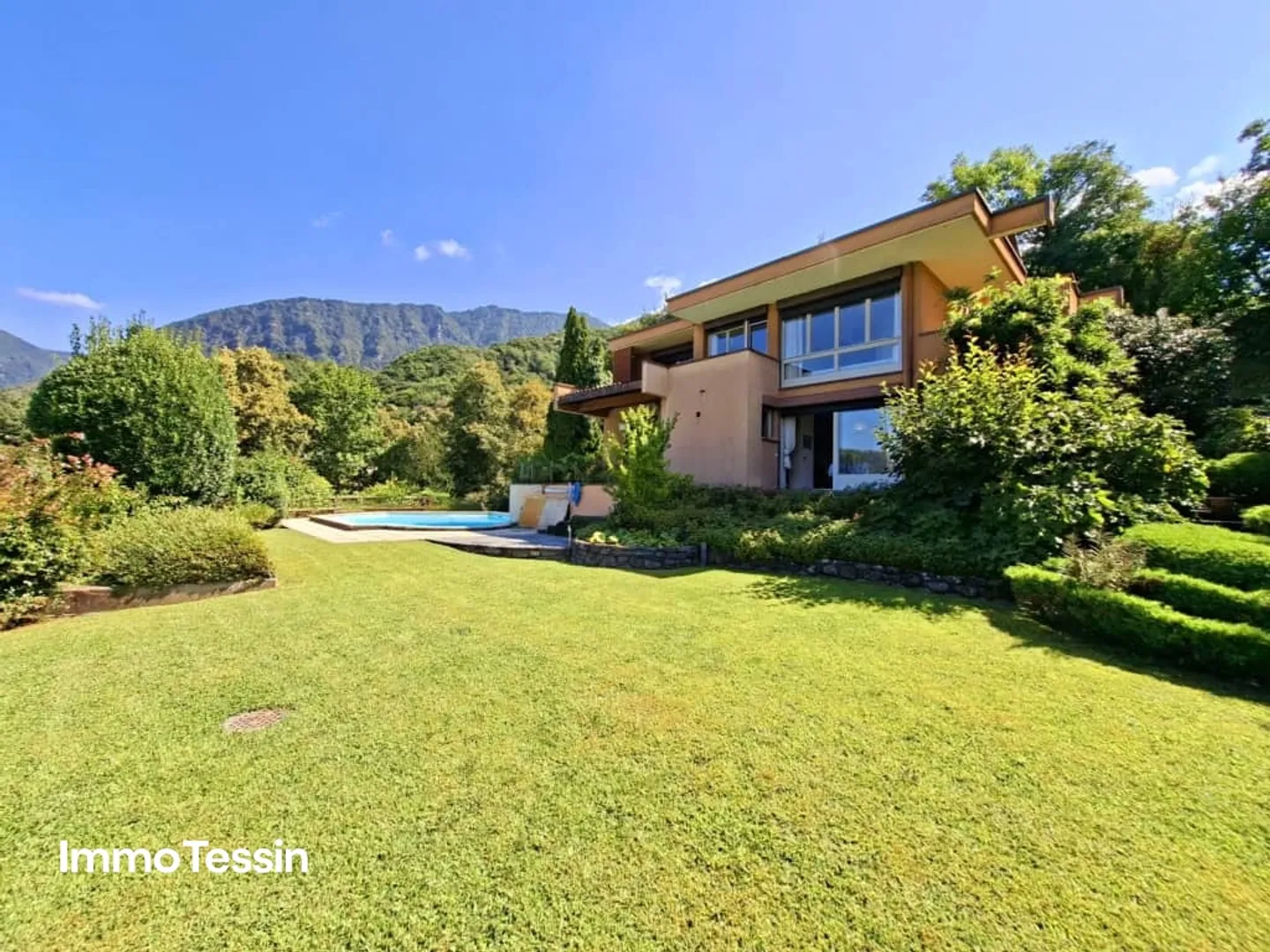 HIGHLIGHT: Exklusive Doppel Villa mit Pool und riesigem Grundstück für absolute Privatsphäre an Bestlage nähe Lugano - Foto 1 von 13