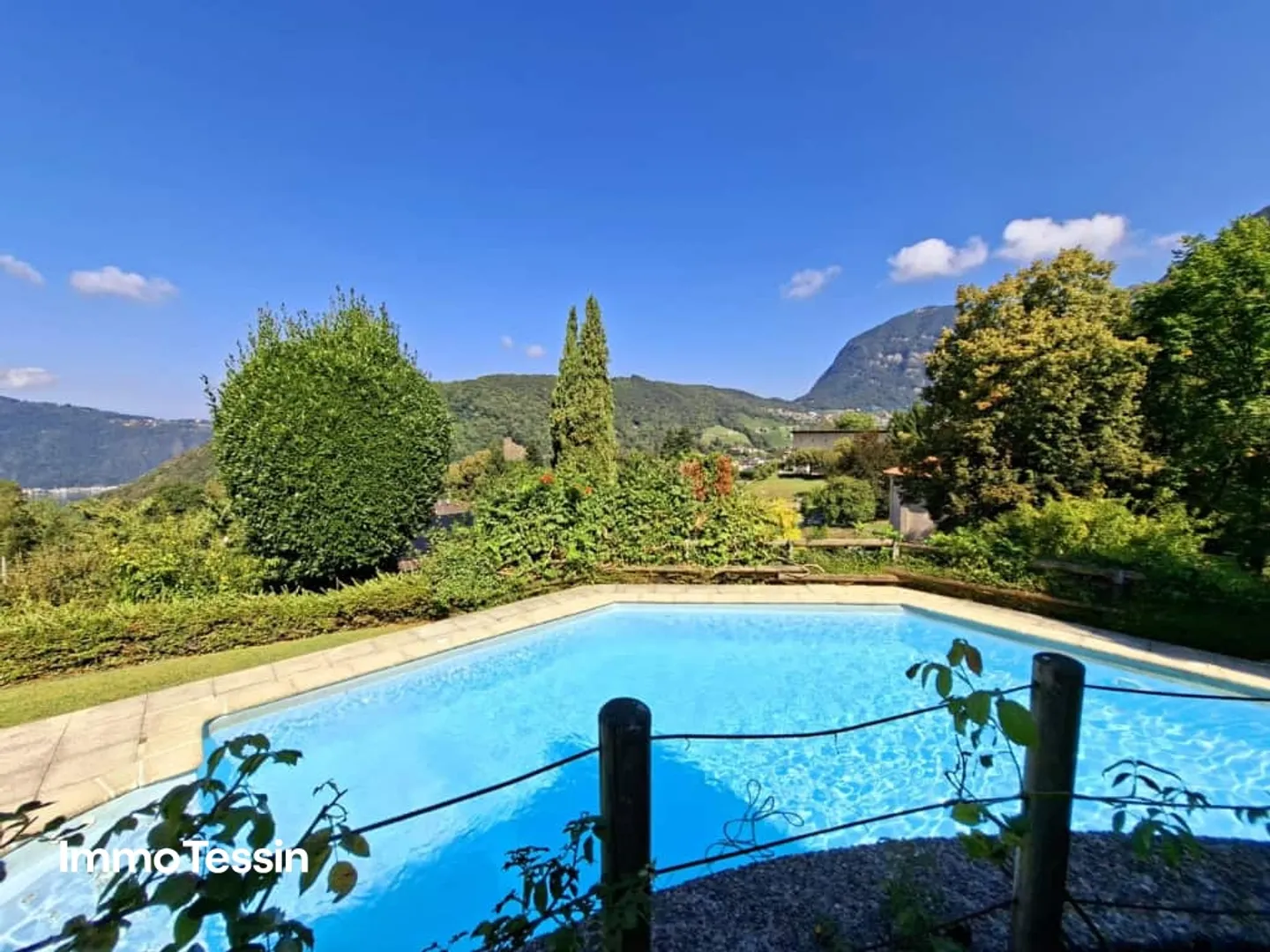 HIGHLIGHT: Exklusive Doppel Villa mit Pool und riesigem Grundstück für absolute Privatsphäre an Bestlage nähe Lugano - Foto 2 von 13