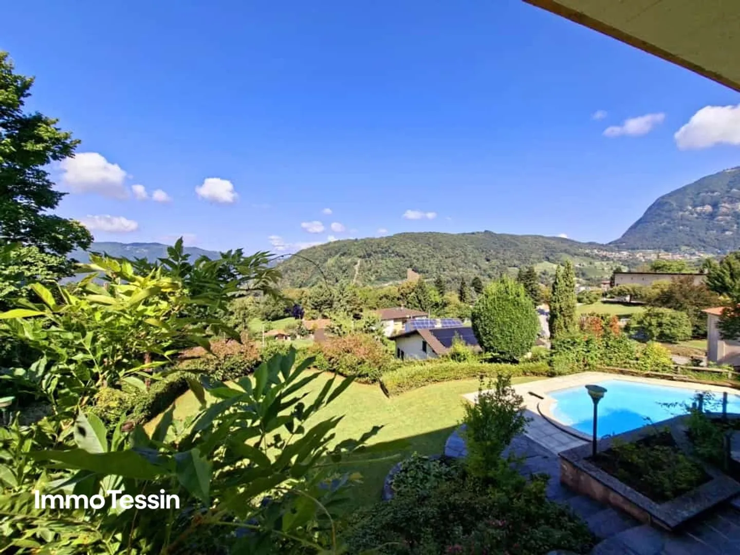 HIGHLIGHT: Exklusive Doppel Villa mit Pool und riesigem Grundstück für absolute Privatsphäre an Bestlage nähe Lugano - Foto 4 von 13