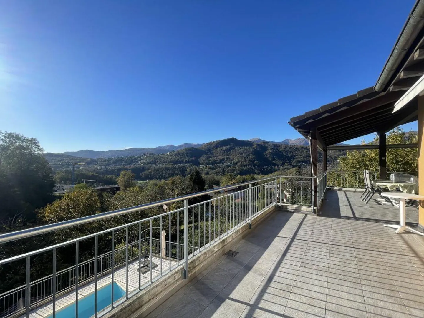 Bella casa con 2 appartamenti e una piscina. - Foto 6 di 9