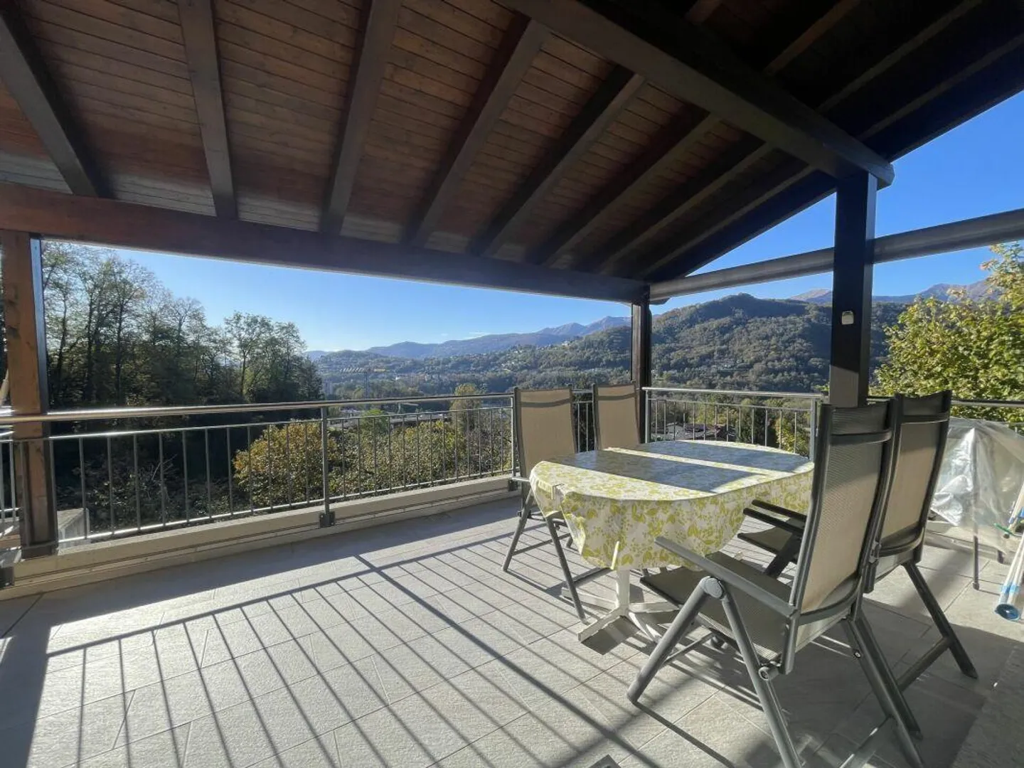 Bella casa con 2 appartamenti e una piscina. - Foto 7 di 9