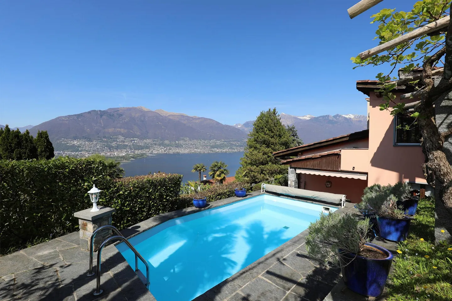 Beautiful single-family/holiday home with pool and view of Lake Maggiore - Photo 1 of 19