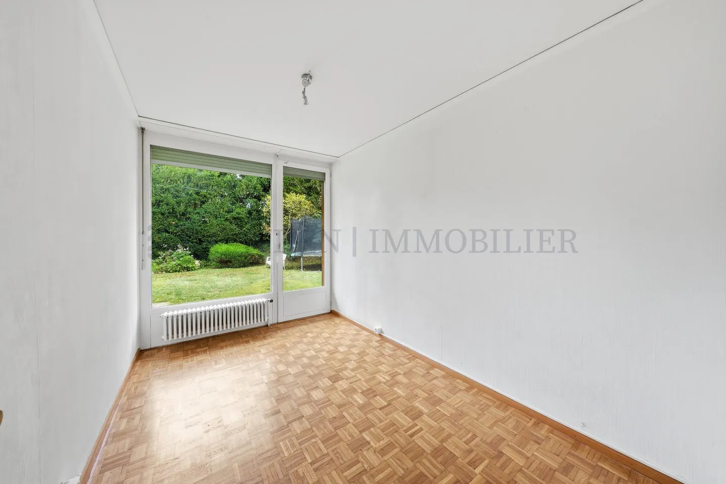 Single-storey villa with beautiful garden - Photo 8 of 12
