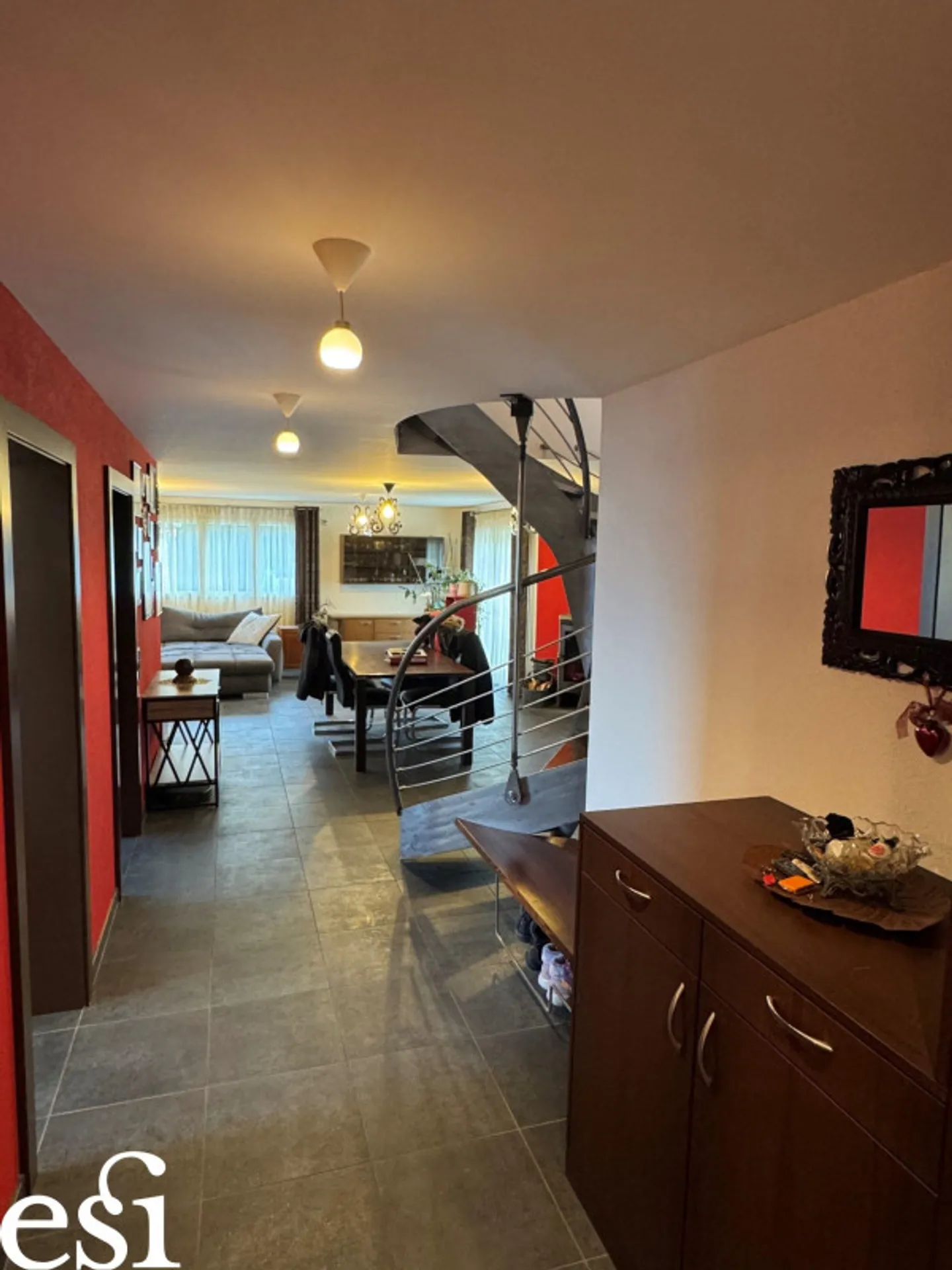 Villa unifamiliare spaziosa con 5,5 stanze e ampliamento a Muraz - Foto 2 di 13