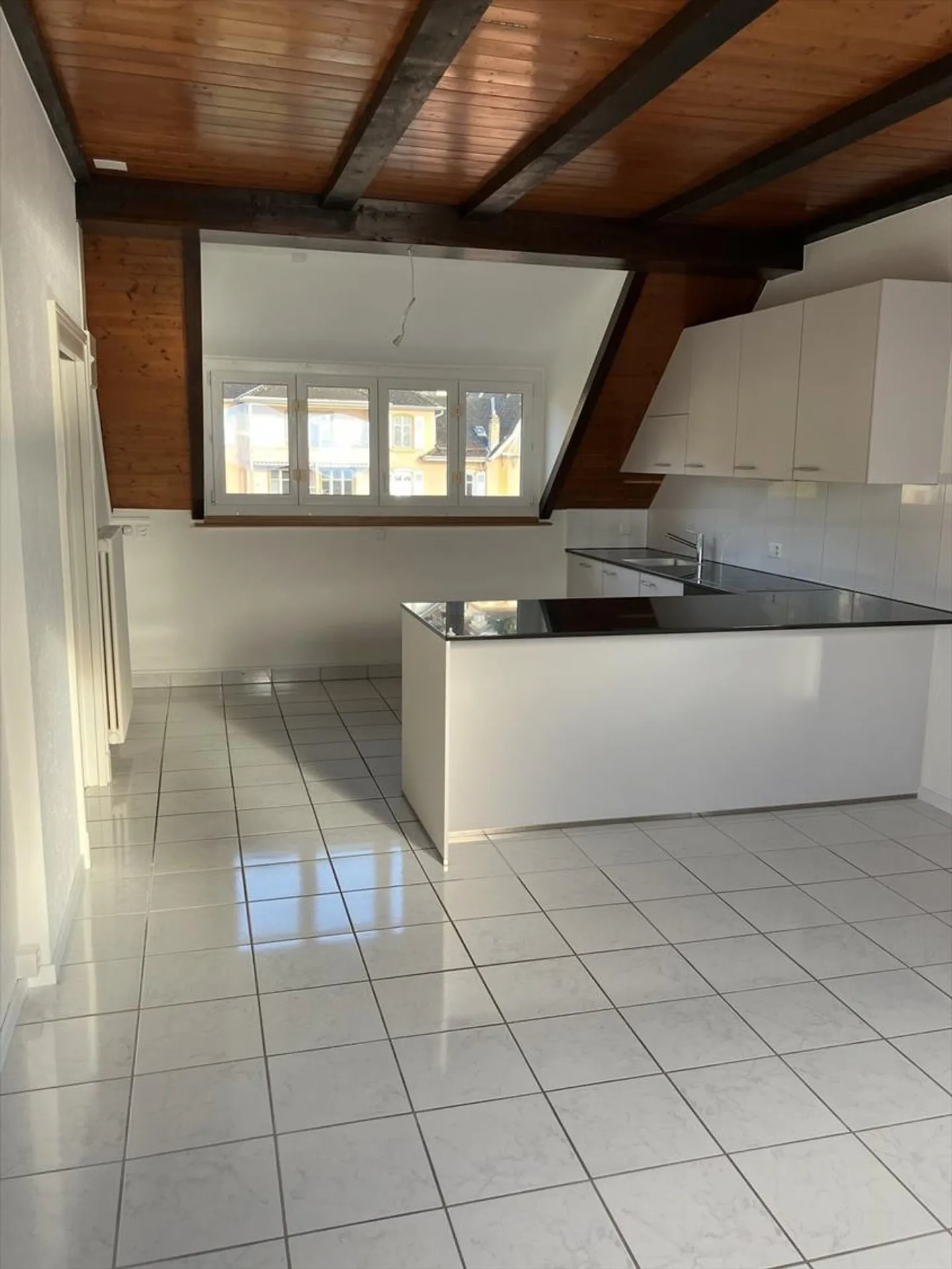 MAGNIFIQUE LOGEMENT AVEC SUPERBE VUE SUR LE LAC - Photo 2 sur 10