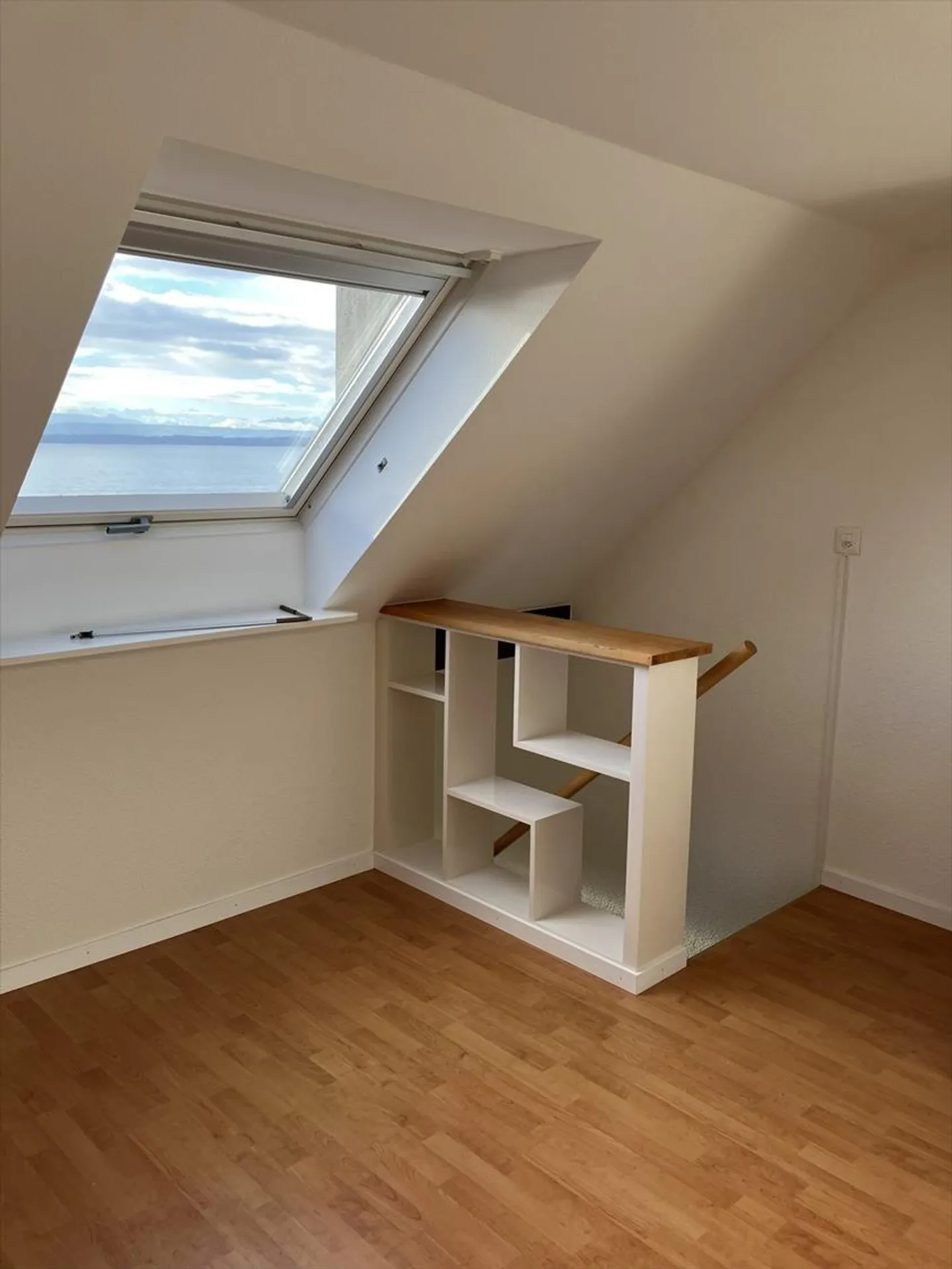 MAGNIFIQUE LOGEMENT AVEC SUPERBE VUE SUR LE LAC - Photo 5 sur 10