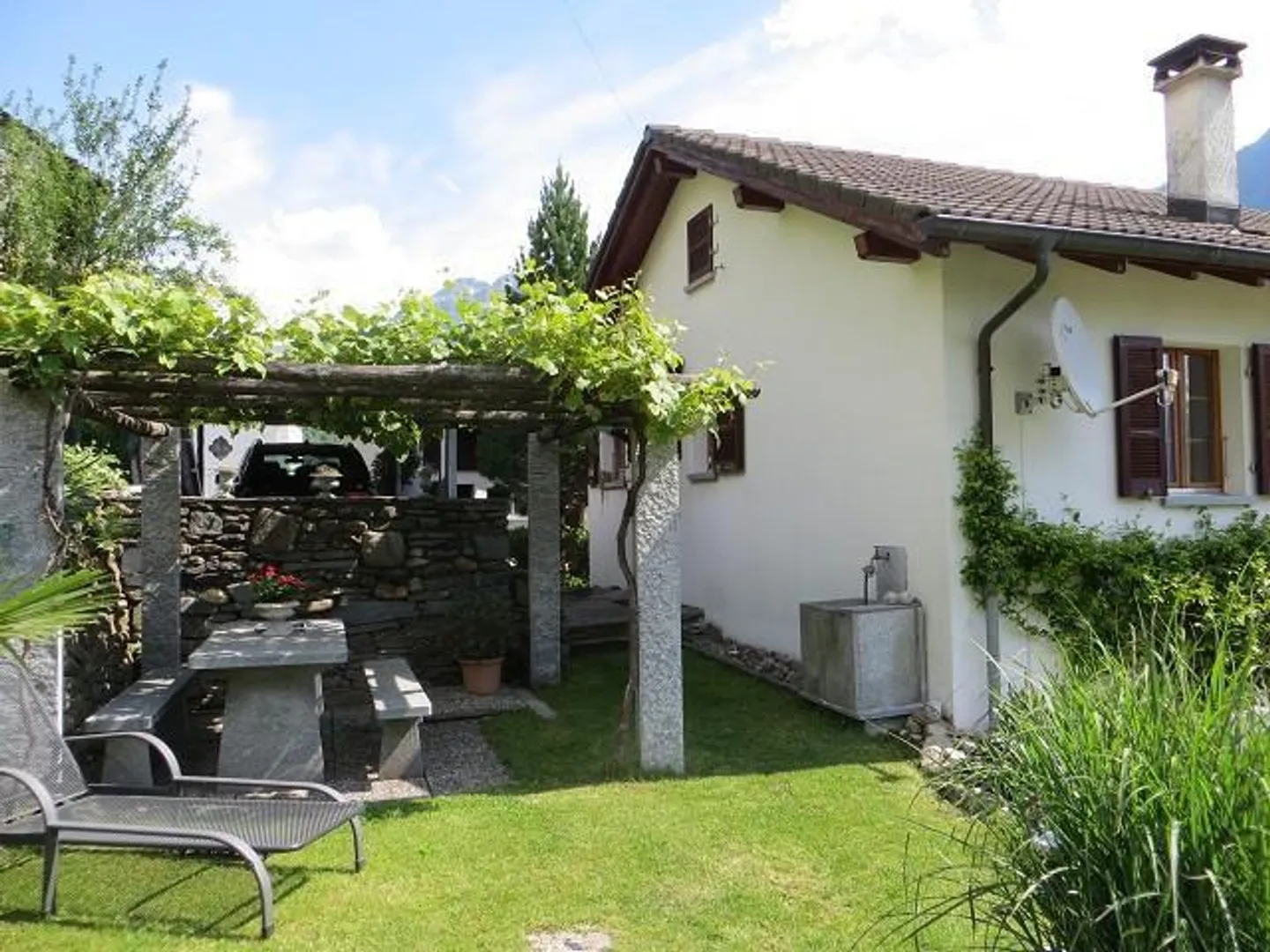 casa di 5 1/2 locali con giardino molto soleggiata con bella vista - Foto 2 di 31