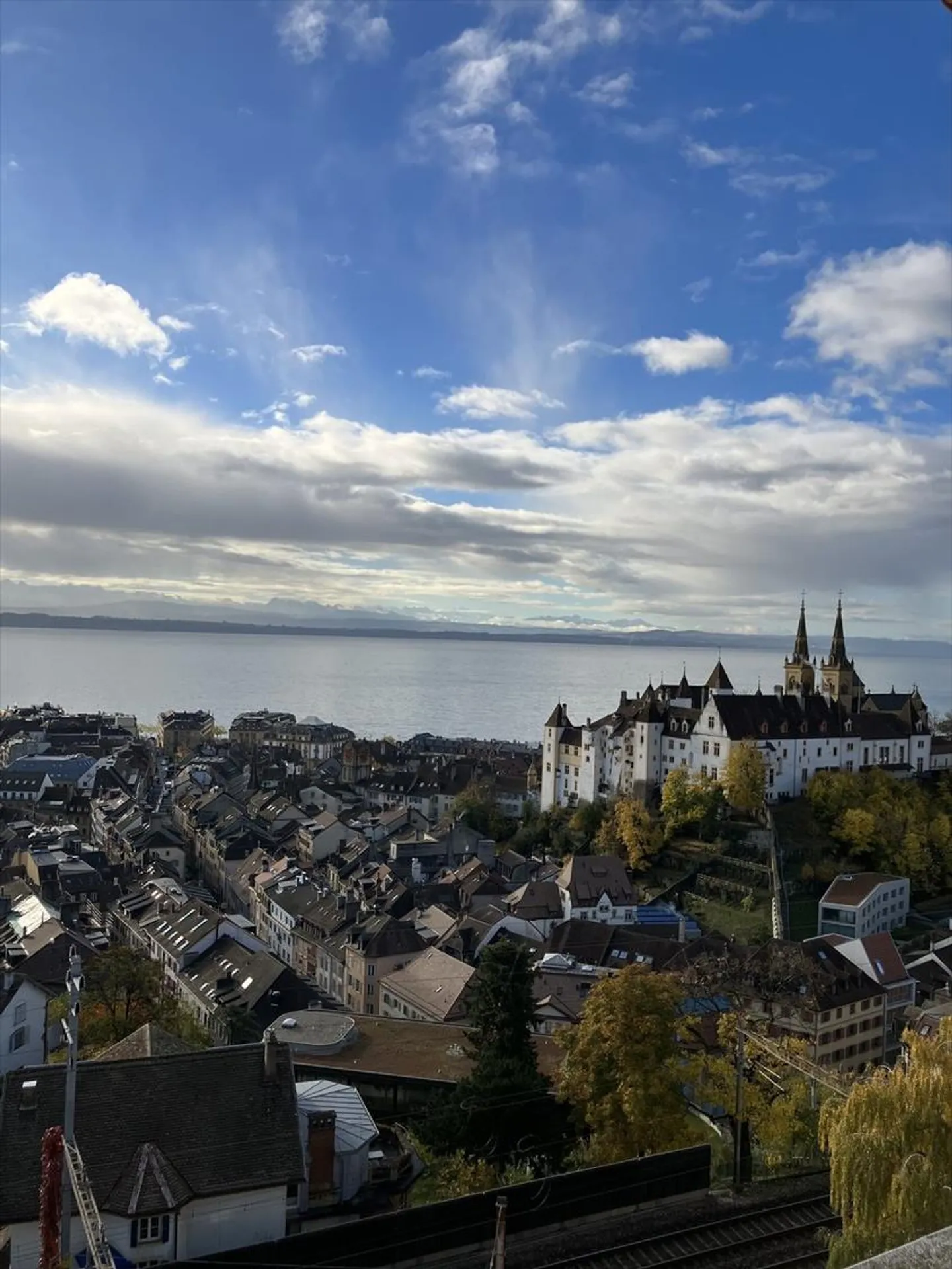MAGNIFIQUE LOGEMENT AVEC SUPERBE VUE SUR LE LAC - Photo 9 sur 10